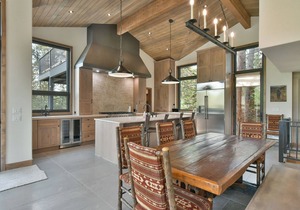 Lonestar Lodge: Sweeping Mountain Views, Hot Tub & Patio