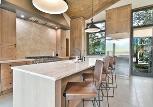 Lonestar Lodge: Sweeping Mountain Views, Hot Tub & Patio