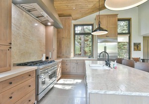 Lonestar Lodge: Sweeping Mountain Views, Hot Tub & Patio