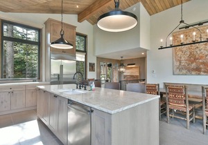Lonestar Lodge: Sweeping Mountain Views, Hot Tub & Patio