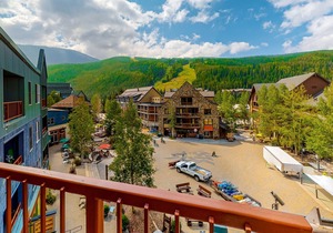 Lovely 4th-Floor Getaway Close to Ski Run w/Mtn Views, WiFi, Shared Pool/Hot Tub