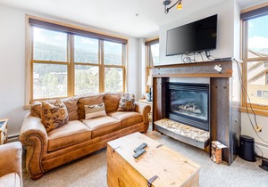 Lovely 4th-Floor Getaway Close to Ski Run w/Mtn Views, WiFi, Shared Pool/Hot Tub