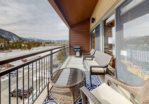 Lovely mountain retreat with great views from balcony, gas grill & washer/dryer