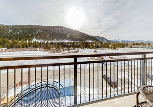 Lovely mountain retreat with great views from balcony, gas grill & washer/dryer