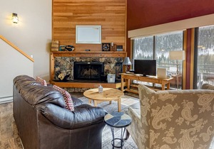 Lovely mountain retreat with great views from balcony, gas grill & washer/dryer