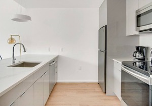 Luxe Congress Park 1BR w/ Gym & Pool, near shops & dining, by Blueground