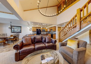 Luxe ski-in/out Lionshead home w/fireplace, fast WiFi, W/D, shared pool/hot tubs