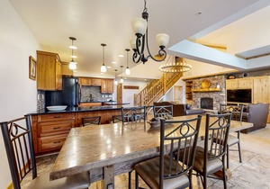 Luxe ski-in/out Lionshead home w/fireplace, fast WiFi, W/D, shared pool/hot tubs