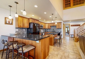 Luxe ski-in/out Lionshead home w/fireplace, fast WiFi, W/D, shared pool/hot tubs