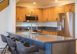 Luxurious Pet-Friendly 4-Bedroom Condo With Stunning Mountain Views & Exquisite
