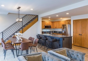 Luxurious Pet-Friendly 4-Bedroom Condo With Stunning Mountain Views & Exquisite