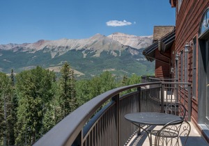 Luxurious Pet-Friendly 4-Bedroom Condo With Stunning Mountain Views & Exquisite
