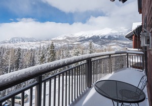 Luxurious Pet-Friendly 4-Bedroom Condo With Stunning Mountain Views & Exquisite