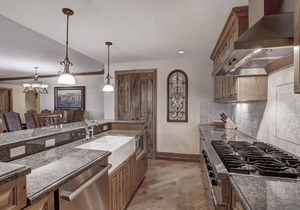Luxury 2BR Arrabelle residence - ski in/ski out in Lionshead, rooftop pool & spa