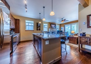 Luxury condo in the heart of Town of WP. Access to pool, hot tub & pool table