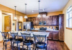 Luxury condo in the heart of Town of WP. Access to pool, hot tub & pool table