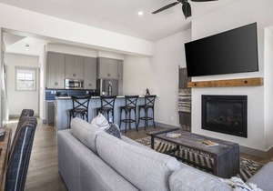 Luxury Condo, Sleeps 6! 20 min to RMNP, Ski Granby Ranch, Winter Park, GrandLake
