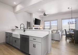 Luxury Condo, Sleeps 6! 20 min to RMNP, Ski Granby Ranch, Winter Park, GrandLake