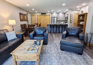 Luxury Condo w/FREE WiFi, Parking, Heated Pool, Hot Tubs, Skier Shuttles