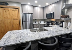 Luxury Condo w/FREE WiFi, Parking, Heated Pool, Hot Tubs, Skier Shuttles