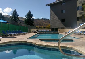 Luxury Condo w/FREE WiFi, Parking, Heated Pool, Hot Tubs, Skier Shuttles