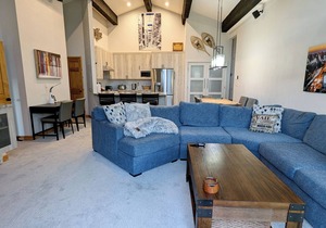 Luxury Condo w/FREE WiFi, Parking, Heated Pool, Hot Tubs, Skier Shuttle