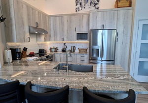 Luxury Condo w/FREE WiFi, Parking, Heated Pool, Hot Tubs, Skier Shuttle
