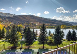 Luxury Condo w/FREE WiFi, Parking, Heated Pool, Hot Tubs, Skier Shuttle
