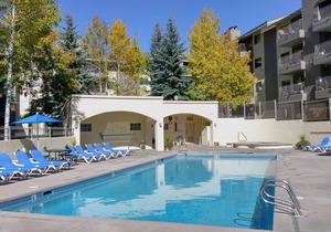 Luxury Condo w/FREE WiFi, Parking, Heated Pool, Hot Tubs, Skier Shuttle