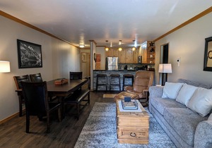 Luxury Condo w/FREE WiFi, Parking, Heated Pool, Hot Tubs, Skier Shuttles
