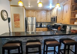 Luxury Condo w/FREE WiFi, Parking, Heated Pool, Hot Tubs, Skier Shuttles