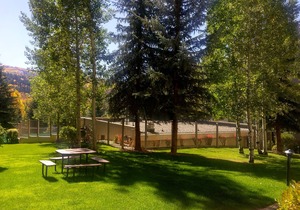 Luxury Condo w/FREE WiFi, Parking, Heated Pool, Hot Tubs, Skier Shuttles