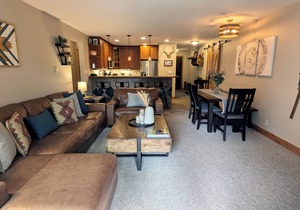 Luxury Condo w/FREE WiFi, Parking, Heated Pool, Hot Tubs, Skier Shuttles