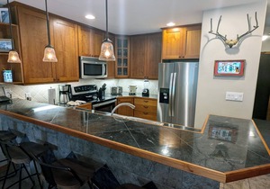 Luxury Condo w/FREE WiFi, Parking, Heated Pool, Hot Tubs, Skier Shuttles