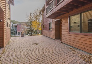 Luxury condo w/underground parking. Only minutes from slopes. Shared hot tub