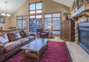 Luxury condo w/underground parking. Only minutes from slopes. Shared hot tub
