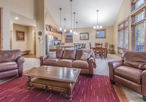 Luxury condo w/underground parking. Only minutes from slopes. Shared hot tub