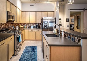 LUXURY IN DOWNTOWN, A/C, GARAGE, SKI LOCKER ON MTN, FREE BUS, 1750sf 2 KING BEDS