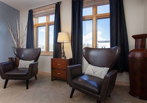 LUXURY IN DOWNTOWN, A/C, GARAGE, SKI LOCKER ON MTN, FREE BUS, 1750sf 2 KING BEDS