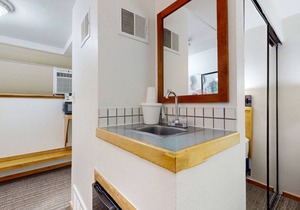 Main St. gem - pool & hot tub - walk to lifts, dog-friendly, ground-floor