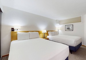 Main St. gem - pool & hot tub - walk to lifts, dog-friendly, ground-floor