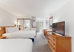 Main St. room - pool & hot tub - walk to lifts, dog-friendly, balcony