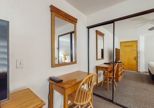 Main St room - pool & hot tub - walk to lifts, dog-friendly, 3rd floor balcony