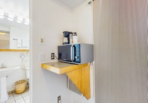 Main St room - pool & hot tub - walk to lifts, dog-friendly, 3rd floor balcony