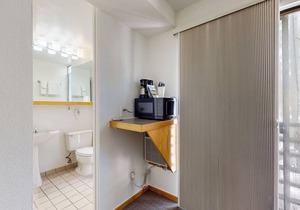 Main Street gem - pool & hot tub - walk to lifts, dog-friendly, second floor