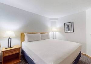 Main Street gem - pool & hot tub - walk to lifts, dog-friendly, second floor