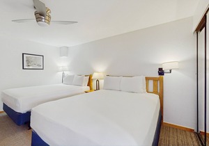 Main Street gem - pool & hot tub - walk to lifts, dog-friendly, balcony