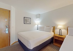 Main Street gem - pool & hot tub - walk to lifts, dog-friendly, balcony