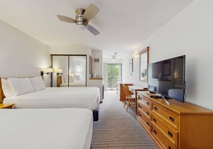 Main Street gem - pool & hot tub - walk to lifts, dog-friendly, balcony