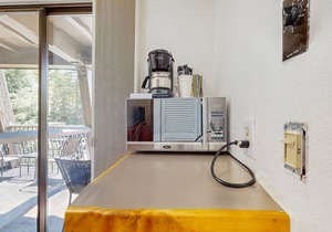 Main Street room - hot tub & pool - walk to lifts, dog-friendly, balcony